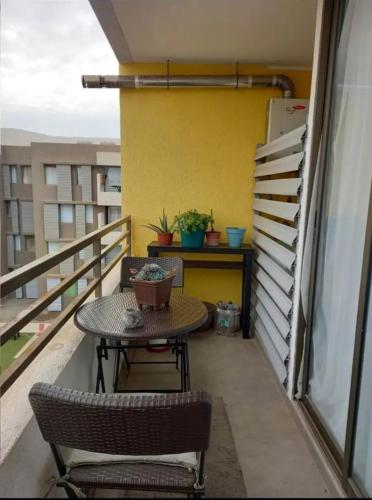 patio con mesa y sillas en el balcón en Departamento por días, en Arica