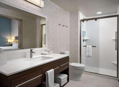 ein Badezimmer mit einem Waschbecken, einem WC und einem Spiegel in der Unterkunft Home2 Suites By Hilton Fishers Indianapolis Northeast in Fishers