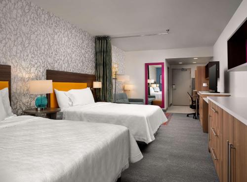 Habitación de hotel con 2 camas y cocina en Home2 Suites By Hilton Fishers Indianapolis Northeast, en Fishers