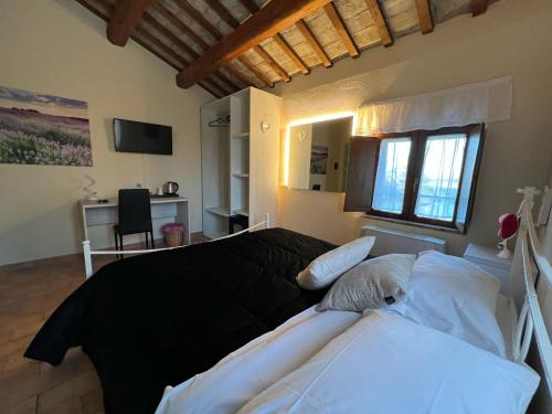 1 dormitorio con cama, escritorio y ventana en Locanda del Tavolo Matto, en Potenza Picena