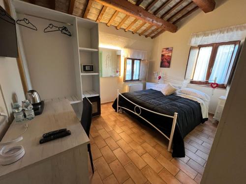 1 dormitorio con 1 cama en una habitación en Locanda del Tavolo Matto, en Potenza Picena