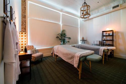 Hotel Florence, Tapestry Collection by Hiltonにあるベッド