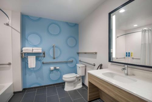 Ett badrum på Tru By Hilton Warsaw, In