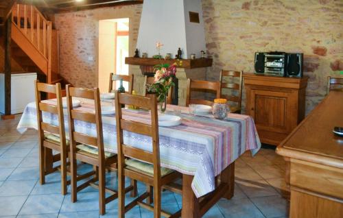 une salle à manger avec une table et des chaises ainsi qu'une cuisine dans l'établissement Cozy Home In Montignac With Kitchenette, à Montignac