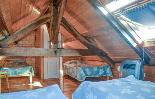 Zimmer im Dachgeschoss mit 2 Betten und einem Fenster in der Unterkunft Cozy Home In Montignac With Kitchenette in Montignac