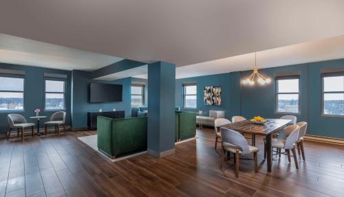 a dining room with blue walls and a table and chairs at Hotel Elkhart, Tapestry Collection By Hilton in Elkhart