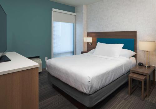 Postel nebo postele na pokoji v ubytování Home2 Suites By Hilton Pompano Beach Pier, Fl