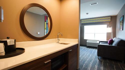 uma casa de banho com um lavatório e um espelho em Hampton Inn & Suites St Clairsville, Oh em Saint Clairsville