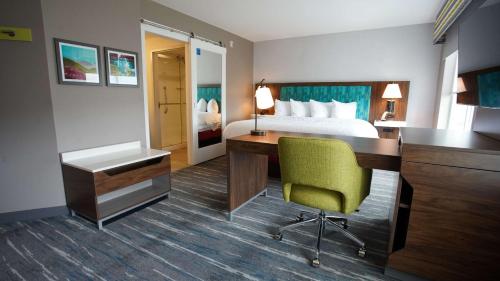 una camera d'albergo con letto, scrivania di Hampton Inn & Suites St Clairsville, Oh a Saint Clairsville