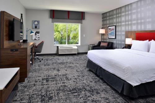 um quarto de hotel com uma cama e uma televisão em Hampton Inn & Suites Greensboro Downtown, Nc em Greensboro