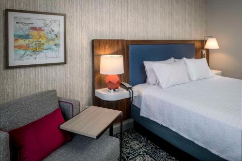 Кровать или кровати в номере Hampton Inn & Suites Huntington Downtown, Ny