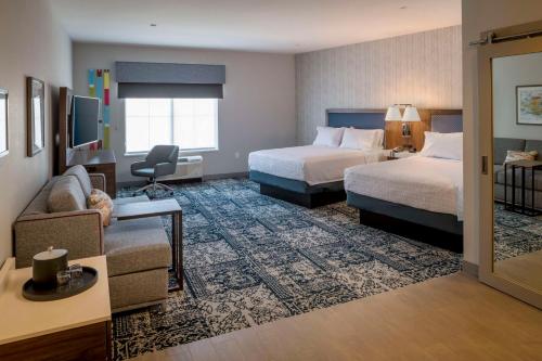 Кровать или кровати в номере Hampton Inn & Suites Huntington Downtown, Ny