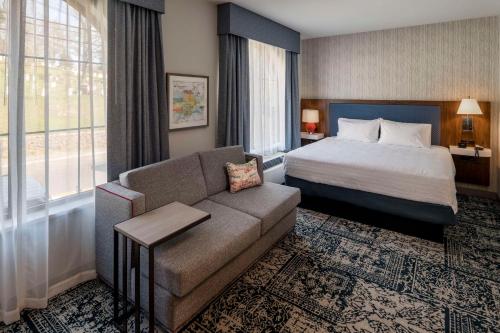 杭廷頓的住宿－Hampton Inn & Suites Huntington Downtown, Ny，酒店客房,配有床和沙发