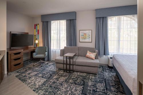 Телевизор и/или развлекательный центр в Hampton Inn & Suites Huntington Downtown, Ny