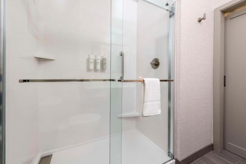 Ванная комната в Hampton Inn & Suites Huntington Downtown, Ny