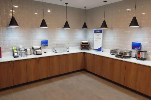 une cuisine avec des placards en bois et un comptoir dans l'établissement Best Western Heritage Inn & Suites, à Broussard