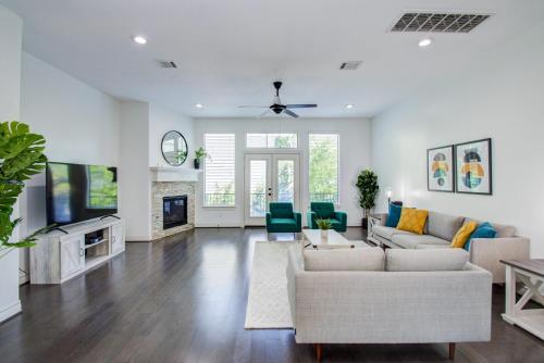 a living room with a couch and a tv at Elegant 3BR 3,5BA Holiday Home with Private Pool in Houston