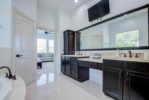 Μια τηλεόραση ή/και κέντρο ψυχαγωγίας στο Elegant 3BR 3,5BA Holiday Home with Private Pool
