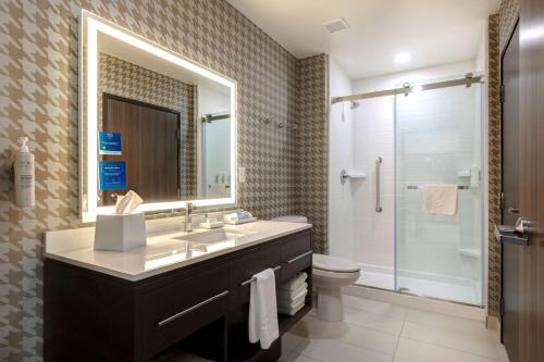 bagno con lavandino, servizi igienici e specchio di Home2 Suites By Hilton Bryant, Ar a Bryant