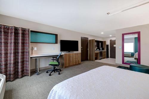 Una televisión o centro de entretenimiento en Home2 Suites By Hilton Bryant, Ar