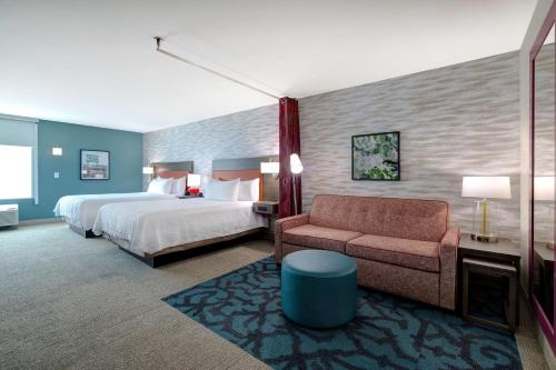 una camera d'albergo con letto e divano di Home2 Suites By Hilton Bryant, Ar a Bryant