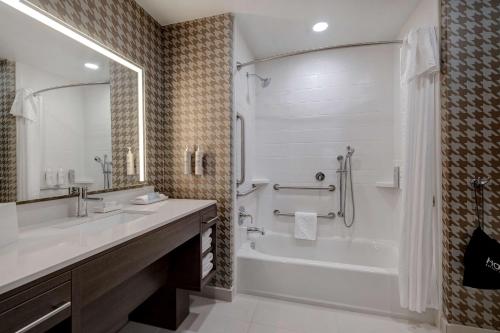 Un baño de Home2 Suites By Hilton Bryant, Ar