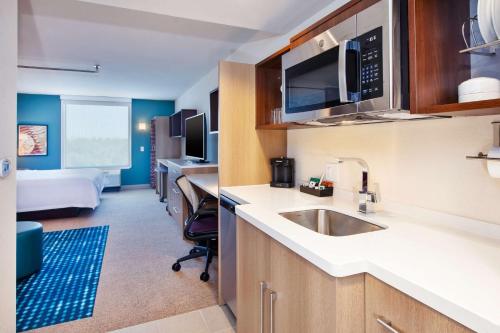 Kuchyň nebo kuchyňský kout v ubytování Home2 Suites By Hilton Grand Rapids South