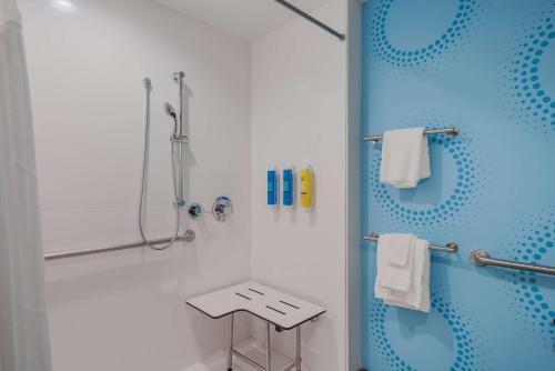 baño con ducha y puerta de cristal en Tru By Hilton Greensboro, Nc, en Greensboro