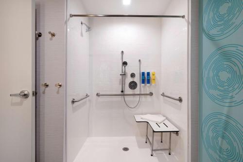 ein Bad mit einer Dusche und einem Waschbecken in der Unterkunft Tru By Hilton Galveston, Tx in Galveston