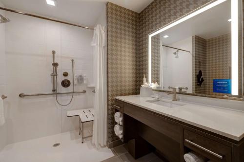 加爾維斯敦的住宿－Home2 Suites Galveston, Tx，一间带水槽和淋浴的浴室