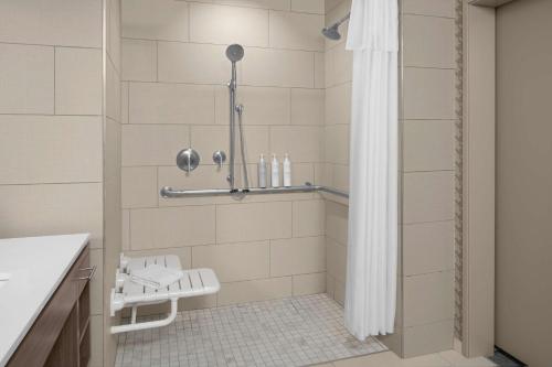 W łazience znajduje się prysznic, toaleta i umywalka. w obiekcie Home2 Suites By Hilton Hobbs w mieście Hobbs