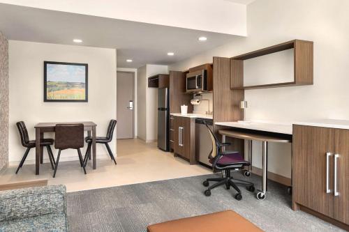 Kuchyň nebo kuchyňský kout v ubytování Home2 Suites By Hilton Leesburg, Va