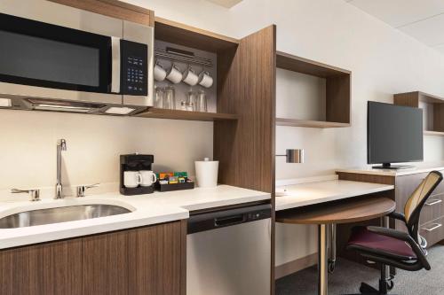 Kuchyň nebo kuchyňský kout v ubytování Home2 Suites By Hilton Leesburg, Va