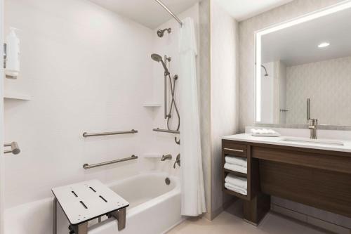 Koupelna v ubytování Home2 Suites By Hilton Leesburg, Va