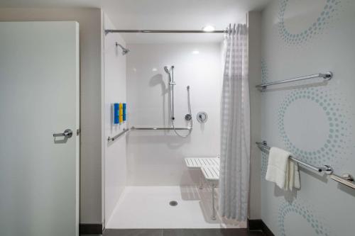 łazienka z prysznicem i zasłoną prysznicową w obiekcie Tru By Hilton Fayetteville Fort Bragg w mieście Fayetteville
