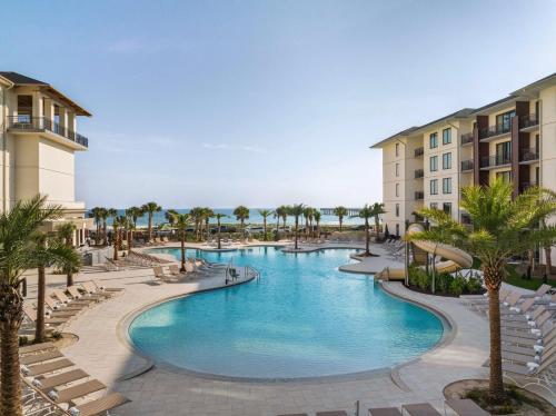 una imagen de una piscina en un complejo en Embassy Suites By Hilton Panama City Beach Resort en Panama City Beach