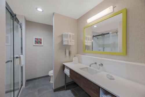 ein Badezimmer mit einem Waschbecken, einem Spiegel und einem WC in der Unterkunft Hampton Inn By Hilton Williams in Williams
