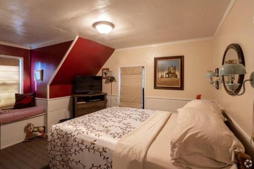 1 dormitorio con 1 cama grande y TV en Idyllwild Inn, en Idyllwild
