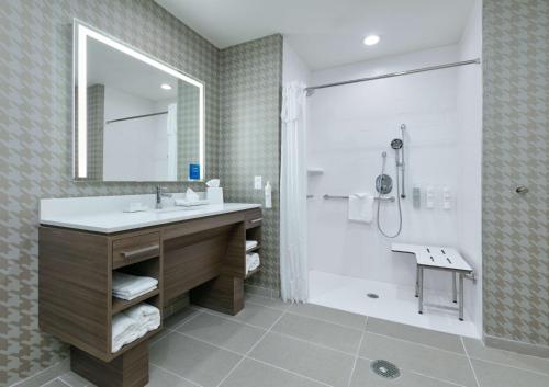 y baño con lavabo y ducha. en Home2 Suites By Hilton El Campo, en El Campo