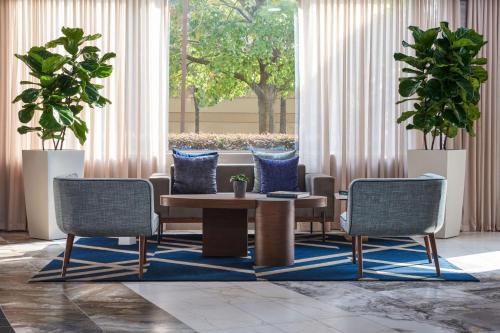 The Chifley Houston, Tapestry Collection by Hilton في هيوستن: لوبي عبارة عن كرسيين وطاولة في الغرفة