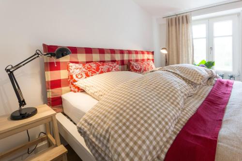 Un dormitorio con una cama y una lámpara sobre una mesa. en Herthaquelle Wohnung 3 "Die Rose", en Garz