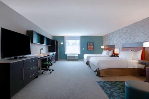 費耶特維爾的住宿－Home2 Suites By Hilton Fayetteville North，酒店客房设有两张床和一台平面电视。