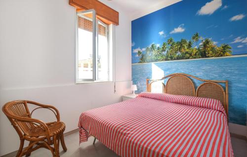 1 dormitorio con cama y ventana en Lovely Home In Marina Di Modica With Jacuzzi, en Marina di Modica