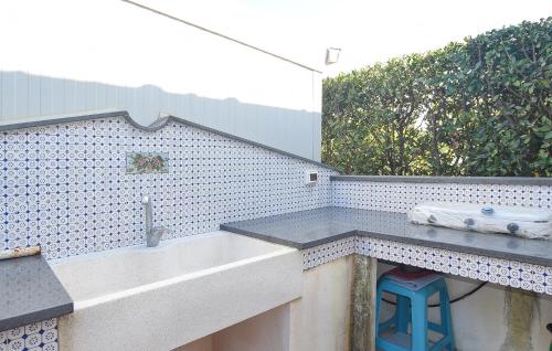 łazienka z umywalką i niebieskim stołkiem w obiekcie Lovely Home In Marina Di Modica With Jacuzzi w mieście Marina di Modica