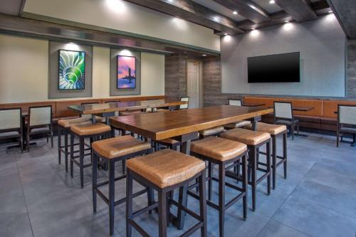 TV a/nebo společenská místnost v ubytování Hampton Inn & Suites By Hilton- Newark Airport Elizabeth