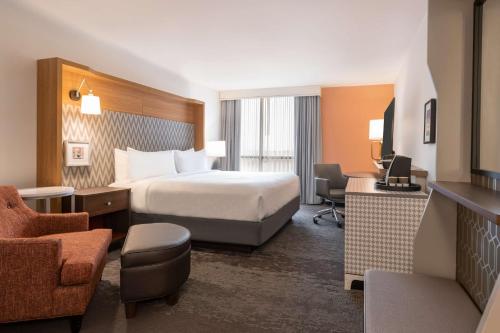ein Hotelzimmer mit einem Bett und einem Schreibtisch in der Unterkunft Doubletree By Hilton Fort Worth South in Fort Worth