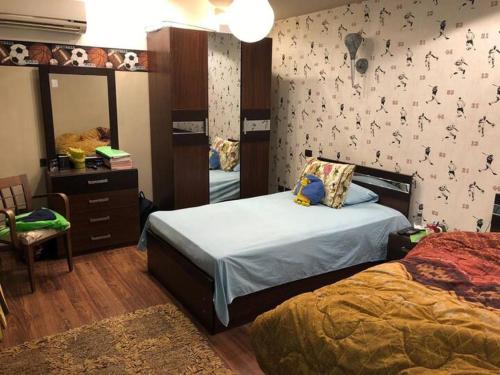 1 dormitorio con cama, tocador y espejo en Luxury Villa in Rehab City en El Cairo