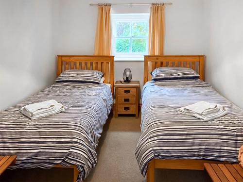 Saint Hilaryにある2 Woodford Cottagesのベッドルーム1室(隣り合わせのベッド2台付)