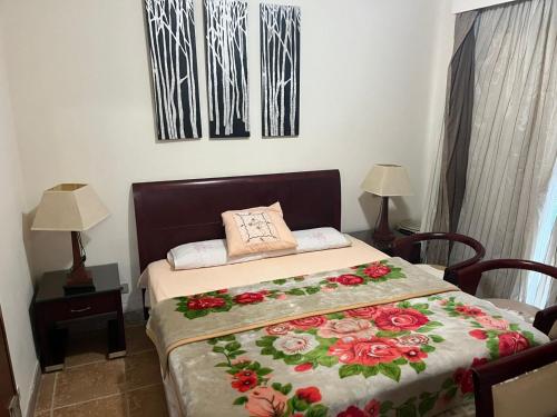 a bedroom with a bed with flowers on it at شالية ارضى مميز فى السخنة in Ain Sokhna