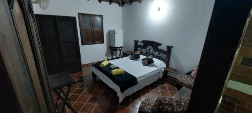 sypialnia z łóżkiem z dwoma kotami w obiekcie Finca Los Caneyes w mieście San Gil